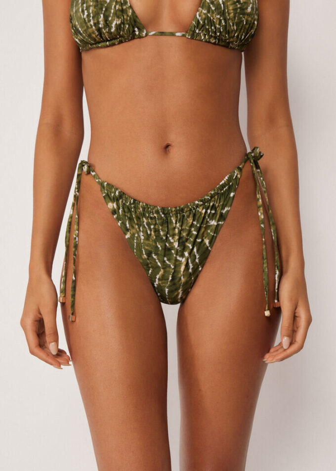 Calcinhas brasileiras de biquíni com atilhos em estilo tie-dye natural