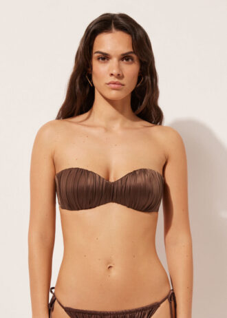 Top de biquíni bandeau com enchimento graduado em cetim brilhante